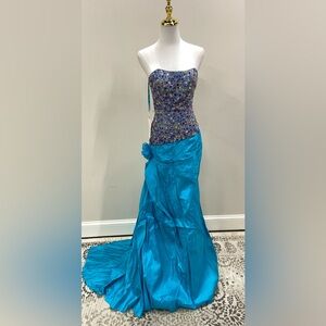NWT Joli Strapless Dress. Size 6